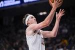 连珠炮！里夫斯外线开火独中2记三分 帮助湖人保持场上优势