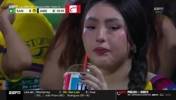 墨西哥美洲队女球迷把自己喝过的沙递给小孩，小朋友原地拒绝